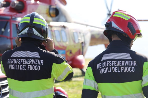 Gemeinsame Übung: Landesabteilung Forstdienst und Berufsfeuerwehr und Landesverband der Freiwilligen Feuerwehren mit Löschhubschrauber Super Puma heute auf dem Paqualihügel bei Sigmundskron in Bozen (Foto: LPA/Maja Clara)