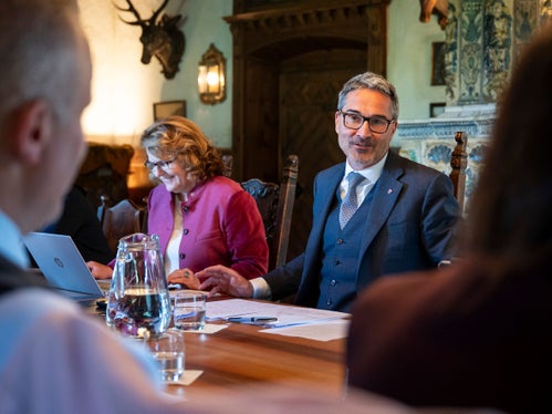 Mehr Geld für die Gemeinden (plus 20 Prozent) und Vereinfachungen bei Beiträgen sind die wichtigsten Punkte der neuen Vereinbarung zur Gemeindenfinanzierung. Landeshauptmann Arno Kompatscher stellte das Modell auf Anfrage der Bezirksgemeinschaft Salten-Schlern am 19. Mai bei der Sondersitzung der Landesregierung auf Burg Karneid vor. Besonders wichtig ist, dass mit diesem Abkommen Vereinfachungen bei den von Amts wegen gewährten Finanzierungen eingeführt wurden. Darauf legt die Landesverwaltung großen Wert, betonte der Landeshauptmann. (Foto: LPA/Fabio Brucculeri)