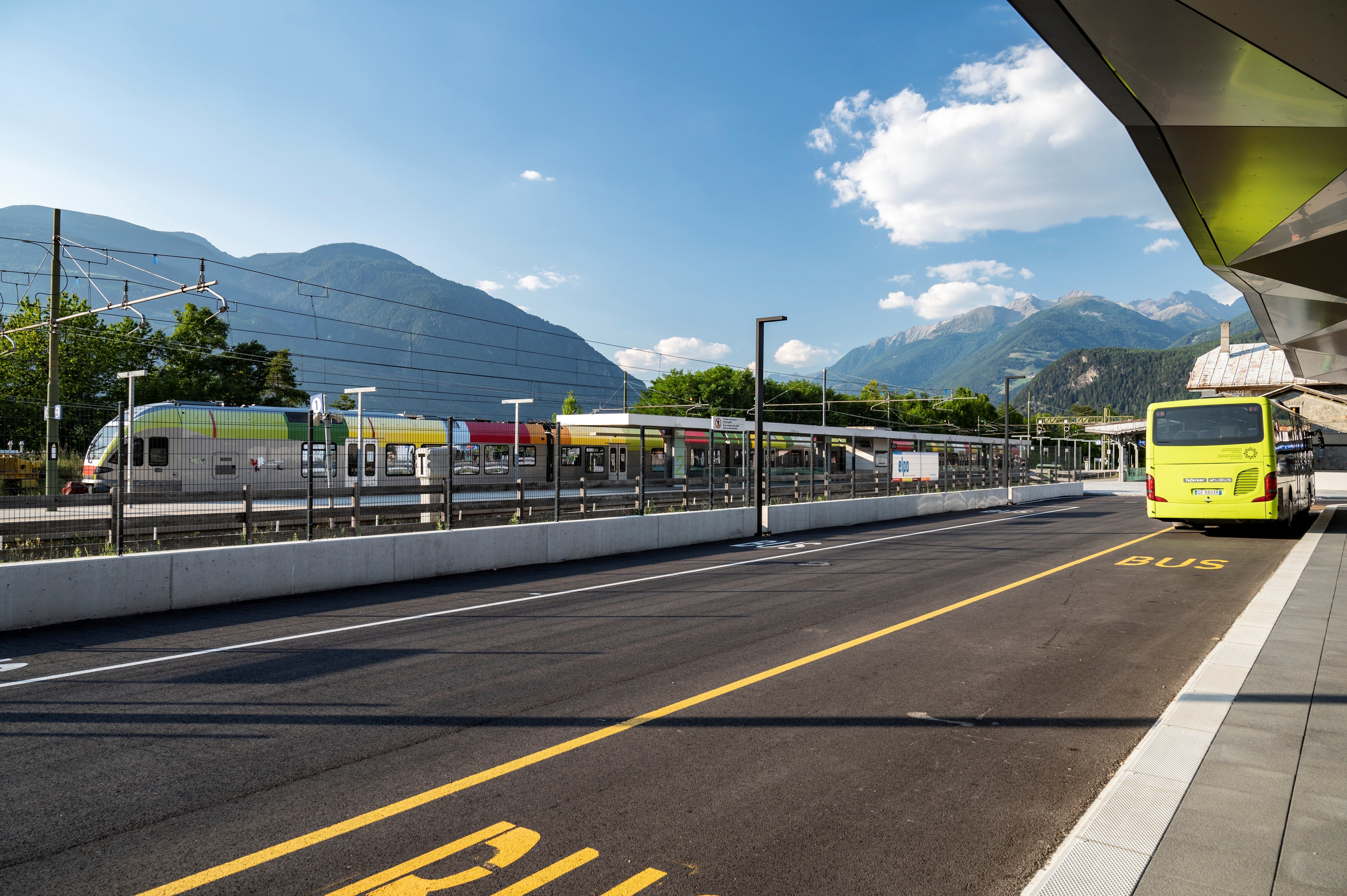 Fünf Südtiroler Unternehmen testen beim Pilotprojekt Corporate MaaS eine App, die es ermöglicht, öffentliche Verkehrsmittel einfach zu planen, buchen und bezahlen. Ziel des Projekts, das vom Land, vom Staat und von der EU gefördert wird, ist es, zukünftige Mobilitätslösungen zu erproben und nachhaltige Verkehrsmittel zugänglicher zu machen. (Foto: LPA/Sta/Tessaro)