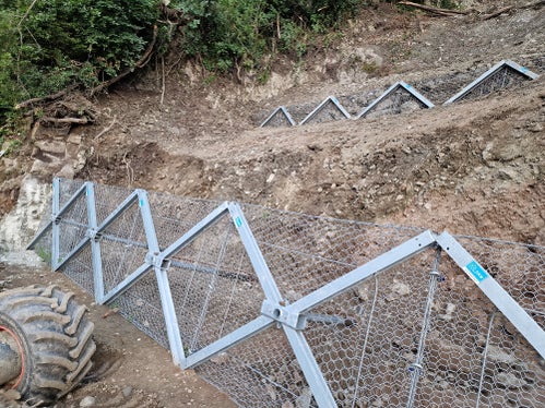 Innovative Schutzmaßnahme: Mit diesen Metallschirmen hat die Wildbachverbauung das Bachbett des Schiedmanngrabens befestigt. (Foto: LPA/Landesamt für Wildbach- und Lawinenverbauung Nord in der Agentur für Bevölkerungsschutz)