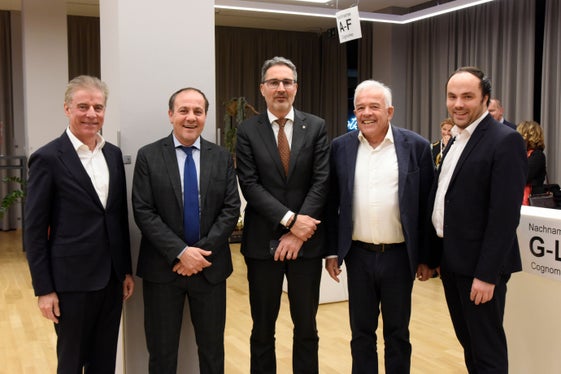 Foto di gruppo prima della serata di premiazioni. Nella foto (da sinistra) Konrad Bergmeister, Giuliano Vettorato, Arno Kompatscher, Heiner Oberrauch e Philipp Achammer. Foto Fondazione Cassa di Risparmio/Ochsenreiter)