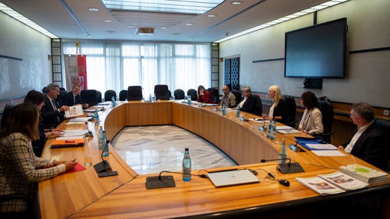 Oltre 10.000 casi di consulenza, più di 48.000 contatti e quasi 1,5 milioni di euro recuperati per i consumatori. Queste sono le cifre più indicative illustrate durante la riunione inaugurale della Consulta provinciale per la tutela di consumatori e utenti. (Foto: ASP/Fabio Brucculeri)