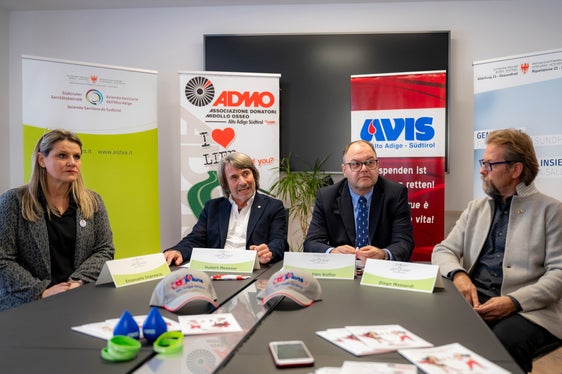 Vereinbarungen unterzeichnet (von links): Emanuela Imprescia, Präsidentin der Vereinigung der Knochenmarkspender Fondazione ADMO (Associazione Donatori di Midollo Osseo) Alto Adige Südtirol ETS, der Landesrat für Gesundheitsvorsorge und Gesundheit Hubert Messner, der Generaldirektor des Südtiroler Sanitätsbetriebs Christian Kofler, der Präsident der Blutspendervereinigung AVIS (Associazione Volontari Italiani Sangue) Alto Adige-Südtirol Diego Massardi (Foto: LPA/Manuela Tessaro)