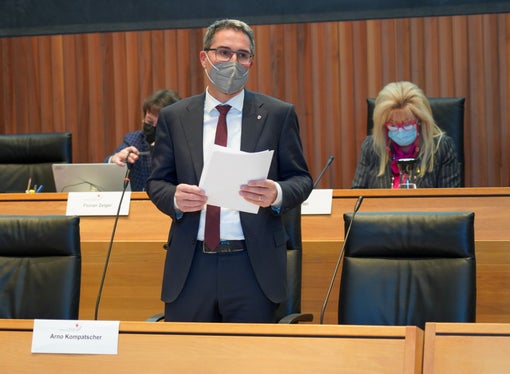 Unsere Autonomie, mit ihren Vorschriften zu Proporz und Mehrsprachigkeit, verursacht natürlich auch Kosten, aber letztlich werden Konflikte vermieden, die weit schwerer wiegen würde, betonte LH Kompatscher. (Foto: Landtag/Martin Werth)