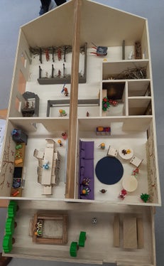 Julia Forcher, Schülerin der vierten Klasse, präsentierte ihren Businessplan mit ihrem Modell Kindergarten mit Ziegen (Foto: LPA/Fachschule für Hauswirtschaft und Ernährung Tisens)