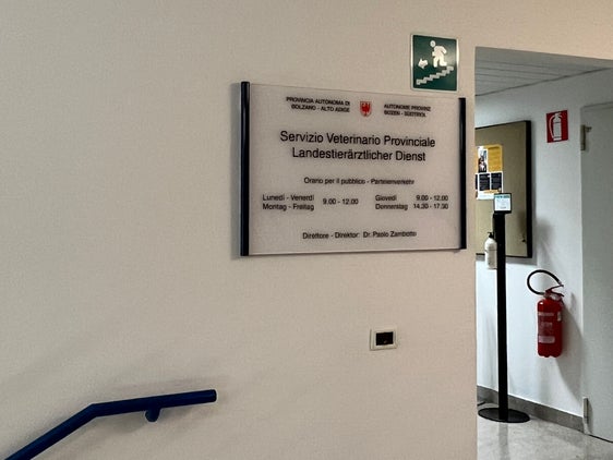 In Südtirol sind positive Fälle von Blauzungenkrankheit bei Kälbern auf dem Ritten aufgetreten. Von zehn in Südtirol geborenen getesteten Kälbern waren drei positiv, berichtet Landestierarzt Paolo Zambotto. Im Bild der Sitz des landestierärztlichen Dienstes in Bozen. (Foto: LPA/Landestierärztlicher Dienst) 