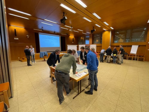 In Partschins konnten sich interessierte Bürgerinnen und Bürger über die seit Langem geforderte Umfahrung in Rabland informieren. (Foto: LPA/Ingo Dejaco)