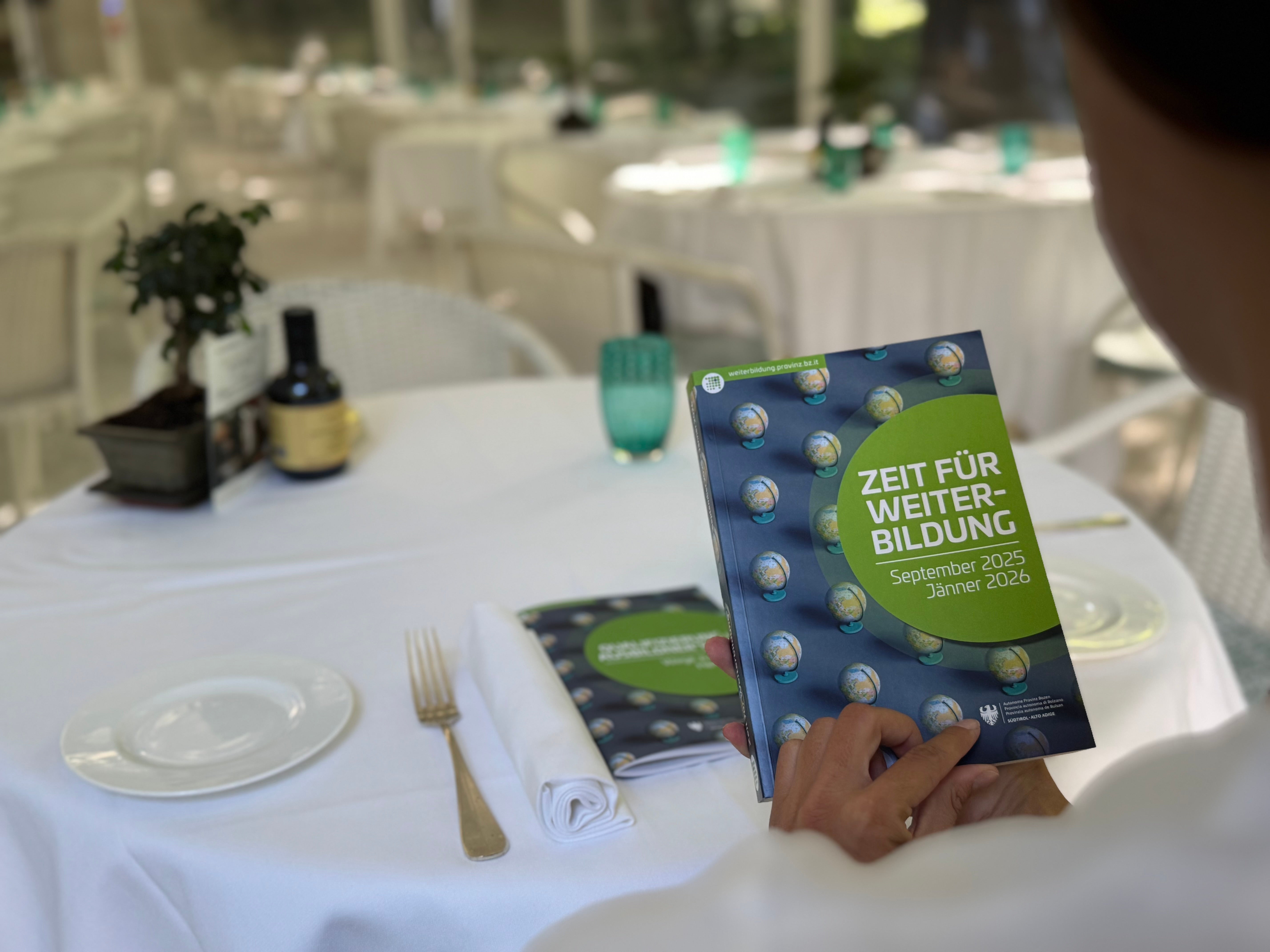 Appetit auf Weiterbildung macht die Herbstausgabe der Zeit für Weiterbildung. Die Printausgabe ist in den Bibliotheken, Raiffeisenkassen, Weiterbildungsorganisationen oder Landesämtern erhältlich. (Foto: LPA/Amt für Weiterbildung und Sprachen)