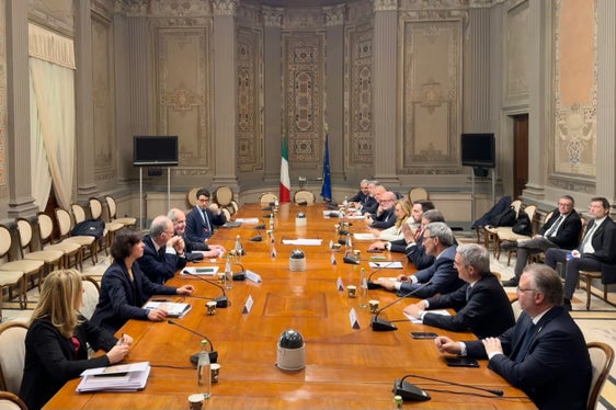 Oltre ai presidenti Arno Kompatscher e Maurizio Fugatti, all'incontro con il ministro per gli Affari Regionali e le Autonomie, Roberto Calderoli, a Roma, hanno preso parte parlamentari e altri rappresentanti delle due Province autonome. (Foto: Dipartimento per gli Affari regionali e le Autonomie)
