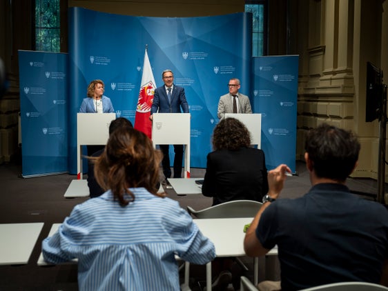 Landesrat Christian Bianchi (rechts im Bild) erläuterte bei der Pressekonferenz nach der Landesregierungssitzung mit Landeshauptmann Arno Kompatscher und Landesrätin Rosmarie Pamer das Vorhaben, die italienische Landesberufsschule für das Hotelwesen "Cesare Ritz" in Meran zu sanieren. (Foto: LPA/Fabio Brucculeri)