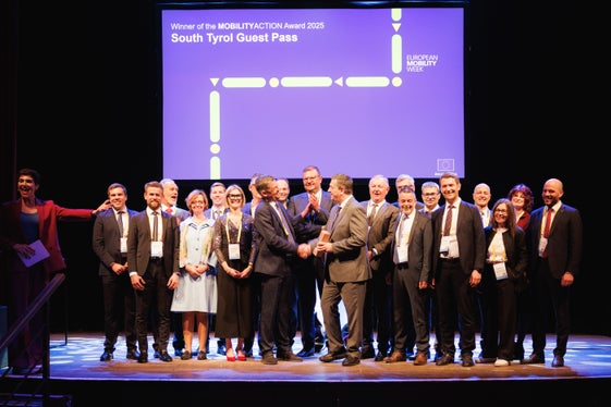 Mobilitätslandesrat Daniel Alfreider nahm die Auszeichnung entgegen: Hinter diesem Erfolg steckt die Arbeit vieler Menschen. Dass unser Projekt unter mehr als 900 Einreichungen den ersten Platz erreicht hat, macht uns stolz. Ein großer Dank gilt allen, die daran mitgearbeitet haben. Der öffentliche Verkehr als Teil des touristischen Angebots wird die Mobilität in Südtirol nachhaltig verändern. (Foto: LPA/Ivan Brentegani)