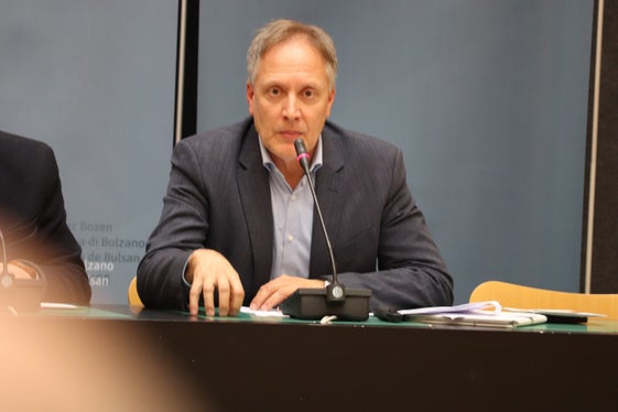 Nachhaltigkeitsarbeit des Ressorts für Landwirtschaft, Forstwirtschaft und Tourismus dargelegt: der Direktor des Ressorts Landwirtschaft, Forstwirtschaft und Tourismus Ulrich Höllrigl. (Foto: LPA/Maja Clara)