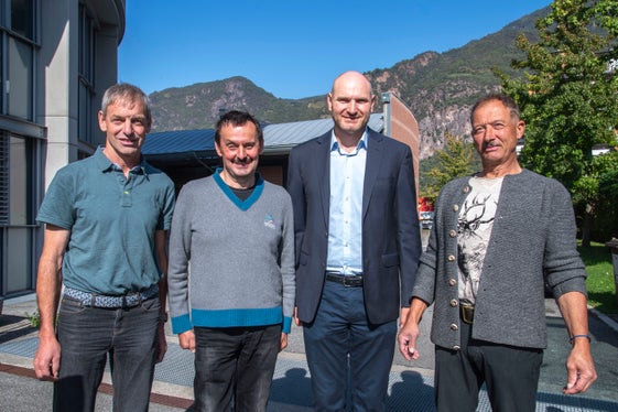Sistemazione bacini montani est: il direttore Michael Baumgartner (secondo da destra) con gli operai in pensione, da sinistra, Reinhard Burger, Paul Pallhuber e Walter Niederwolfsgruber. (Foto: USP/Othmar Seehauser)