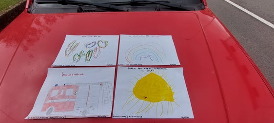 Un disegno per dire grazie. Il saluto delle giovani generazioni ai vigili del fuoco altoatesini.  (Foto: ASP/Corpo permanente dei Vigili del fuoco di Bolzano)