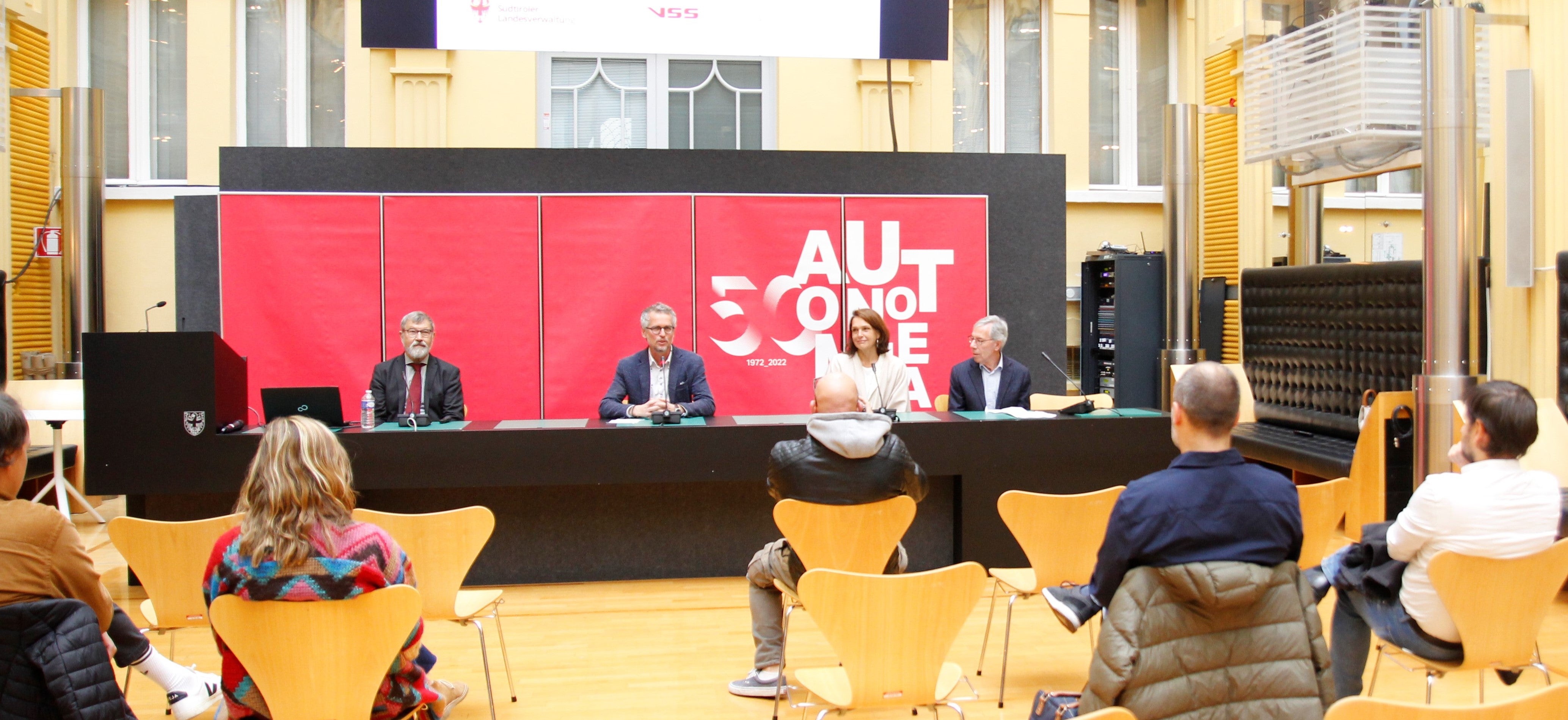 Das Projektteam Fitnessbarometer: v.l. Klaus Bös vom Institut für Sport- und Sportwissenschaft am Karlsruher Institut für Technologie, Schulinspektor Christian Walcher von der Deutschen Bildungsdirektion, Astrid Ferrari von der Pädagogischen Abteilung und Günther Andergassen vom Verband der Südtiroler Sportvereine. (Foto: LPA/Verena Hilber)