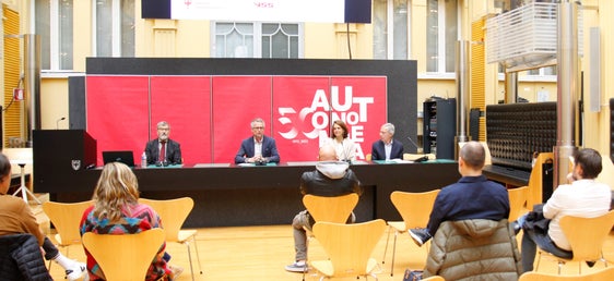 Das Projektteam "Fitnessbarometer": v.l. Klaus Bös vom Institut für Sport- und Sportwissenschaft am Karlsruher Institut für Technologie, Schulinspektor Christian Walcher von der Deutschen Bildungsdirektion, Astrid Ferrari von der Pädagogischen Abteilung und Günther Andergassen vom Verband der Südtiroler Sportvereine. (Foto: LPA/Verena Hilber)