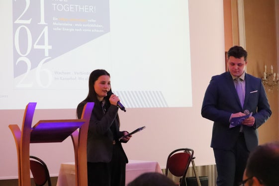 Ein halbes Jahrhundert voller Meilensteine - stolz zurückblicken, voller Energie nach vorne schauen: Judith Hiegelsperger von der Klasse 5C und Rojan Reichsigl von der 5D haben die Feier zum 50-jährigen Jubiläum der Landeshotelfachschule Kaiserhof eröffnet, mit einer Begrüßung auf Deutsch, Italienisch, Ladinisch, Englisch und Französisch. (Foto: LPA/Maja Clara)