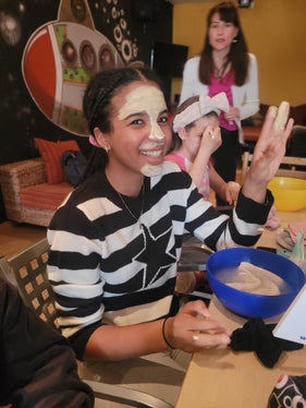 Uno sguardo all'ampia offerta del programma di cultura giovanile 2024/2025: la cura del viso a Ora. (Foto: USP/Ufficio Servizio giovani)