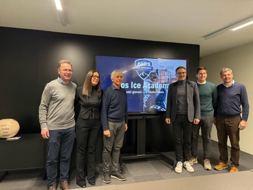 Bei der Besprechung des Vorhabens Alps Ice Academy: (v.l.) der Brunecker Bürgermeister Roland Griessmair, Alps Ice Academy-Präsidentin Dorotea Mader, Sportminister Andrea Abodi, Landeshauptmann Arno Kompatscher, Alps Ice Academy-Direktor Leo Brugger und Landtagsabgeordneter Daniel Alfreider. (Foto: HC Pustertal)