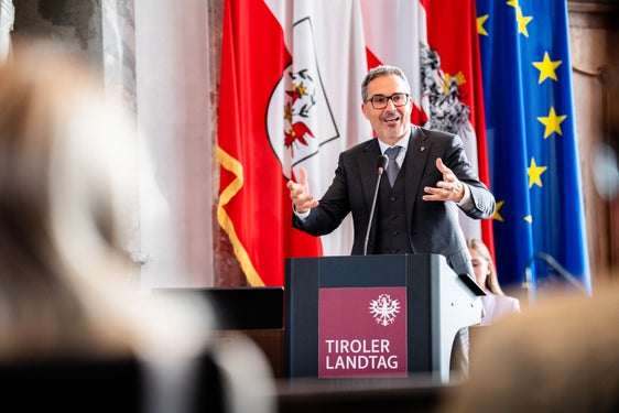 Il presidente della Provincia Arno Kompatscher ha informato il Landtag tirolese a Innsbruck in merito all'attuale riforma dell'Autonomia. (Foto: Tiroler Landtag/Christanell)