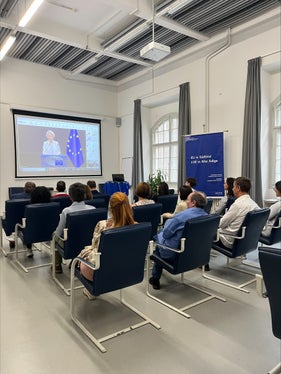 Im Europahaus in Bozen verfolgten zahlreiche Personen die Rede zur Lage der Union von EU-Kommissionspräsidentin Ursula von der Leyen. (Foto: Europe Direct)