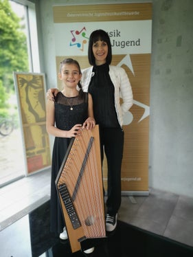 Beim Bundeswettbewerb 2024 in Brixen gab es insgesamt 19 solistische Beiträge von jungen Südtiroler Musizierenden, darunter auch Sarah Obkircher (links) in der Kategorie Zither AG I mit ihrer Lehrerin Reinhilde Gamper, Musikschuldirektion Bruneck (Foto: LPA/privat)
