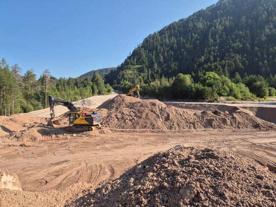 Eine gewaltige Mure hat den Ortsteil Ciamaor in Al Plan de Mareo/St. Vigil in Enneberg schwer getroffen: Nach einem heftigen Unwetter mit Hagel und Sturm am Samstagnachmittag wälzte der Föjedörabach große Mengen an Schlamm, Geröll und Gestein ins Tal, verschüttete die Straße ins Rautal (Pederü) und verwüstete die Erholungszone. (Foto: LPA/Amt für Wildbach- und Lawinenverbaung Ost in der Agentur für Bevölkerungsschutz)