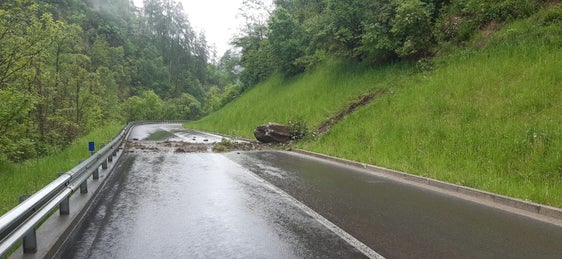 Die Landstraße ins Schnalstal ist nach Steinschlag aus Sicherheitsgründennicht befahrbar. (Foto: Landesabteilung Straßendienst)