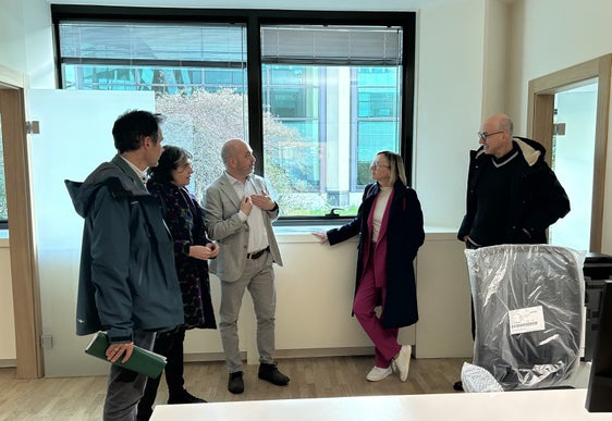 Machten sich vor Ort ein Bild des neuen Arbeitsvermittlungszentrums Gries Quirein (von links): Stefan Luther (Direktor des Arbeitsmarktservice), Francesca Malara (Direktorin Amt für Arbeitsvermittlung), Giorgio De Vuono (Koordinator AVZ), Magdalena Amhof (Arbeitslandesrätin), Günther Burger (Direktor Ressort Europa, Arbeit und Personal). (Foto: LPA/Anna Künig)