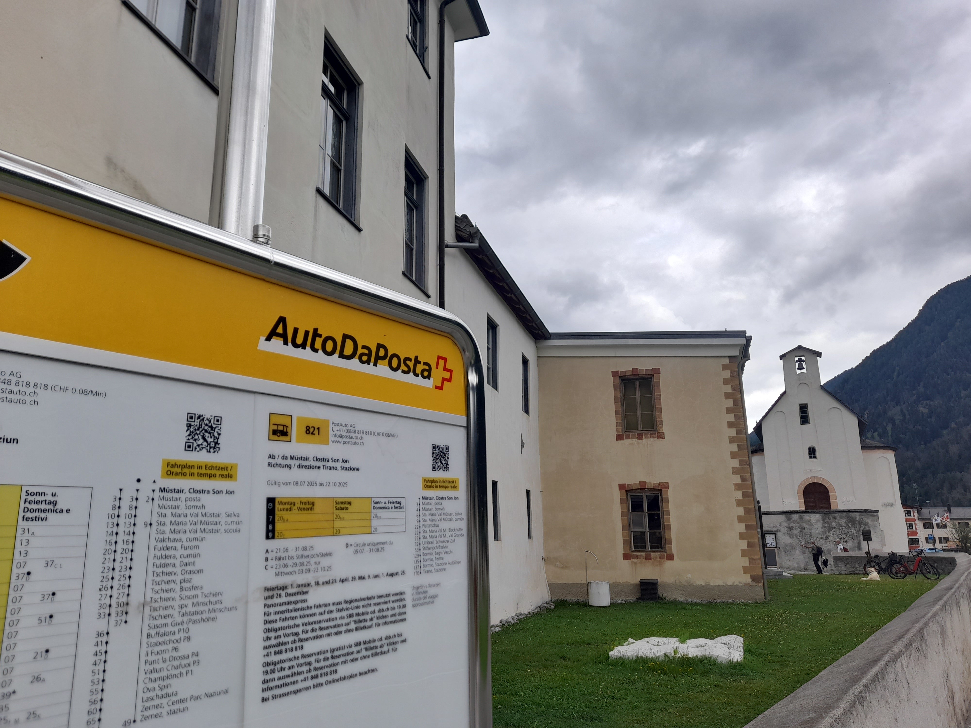 Die grenzüberschreitende Buslinie Müstair-Mals wird es auch im Jahr 2026 geben. Die entsprechende Vereinbarung, die das Land Südtirol mit Graubünden getroffen hat, wurde am 24. Oktober von der Landesregierung genehmigt. (Foto: LPA/Maja Clara)