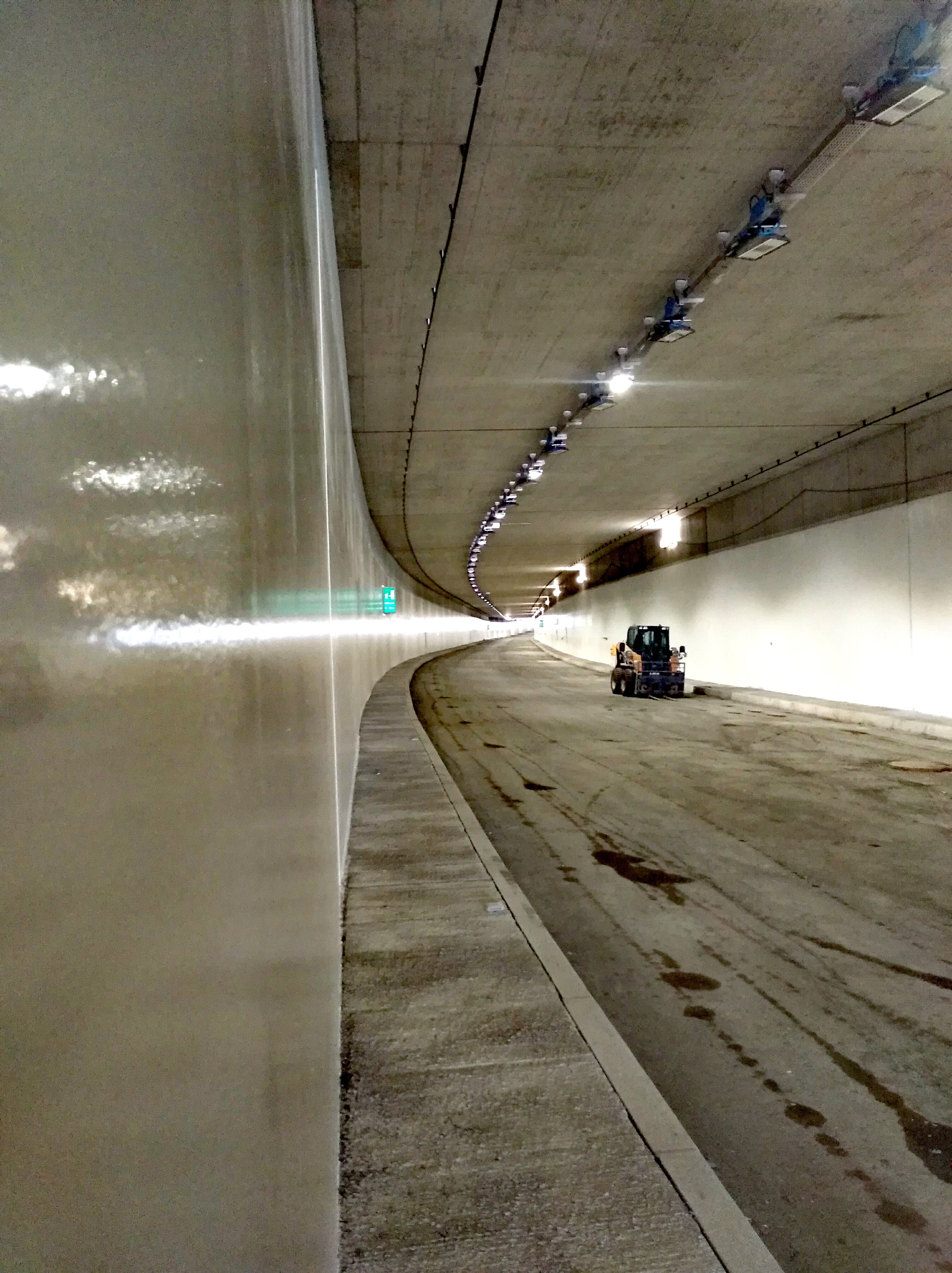 Seit 2022 wird an der 1,5 Kilometer langen Umfahrung Vahrn mit zwei Tunnels und zwei Kreisverkehren gebaut. Nun sind die Arbeiten beendet und die Straße kann eröffnet werden. (Foto: LPA/Angelika Schrott)