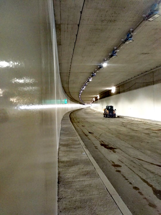 Seit 2022 wird an der 1,5 Kilometer langen Umfahrung Vahrn mit zwei Tunnels und zwei Kreisverkehren gebaut. Nun sind die Arbeiten beendet und die Straße kann eröffnet werden. (Foto: LPA/Angelika Schrott)