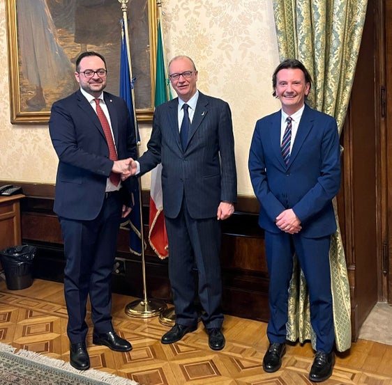 Al centro del colloquio i progetti futuri della scuola italiana dell'Alto Adige: nella foto (da sinistra) il vicepresidente e assessore all'Istruzione Galateo, il ministro Valditara e il sovrintendente scolastico Gullotta. (Foto: ASP/Dipartimento Istruzione e Formazione italiana)