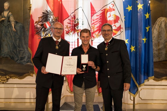 Premiato con la medaglia di salvataggio dai presidenti provinciali Anton Mattle (a sinistra) e Arno Kompatscher (a destra): Franz Gruber (al centro) di Naz-Sciaves (Foto: Land Tirol/Sedlak)
