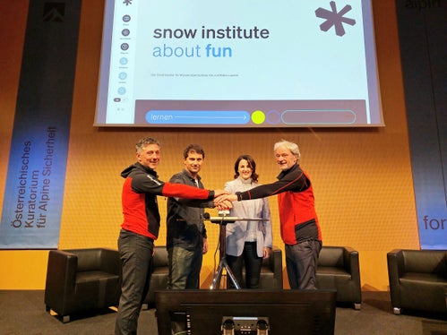 Da sinistra: Stefan Hochstaffl (vicedirettore del Soccorso alpino del Tirolo), Clemens Matt (segretario generale del Club Alpino Austriaco), l'assessora tirolese Astrid Mair ed Hermann Spiegl (dirigente del Soccorso alpino del Tirolo) (Foto: Land Tirol/Brandhuber)