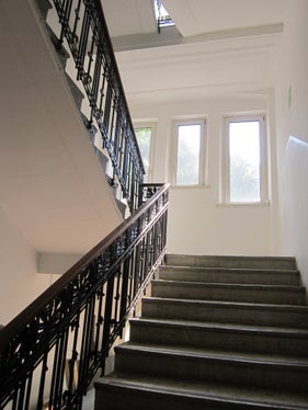 Im Inneren der Villa Gasteiger sind das Treppenhaus mit den schmiedeeisernen Geländern, Terrazzoböden und Stuckaturen besonders bemerkenswert. (Foto: LPA/Landesdenkmalamt)