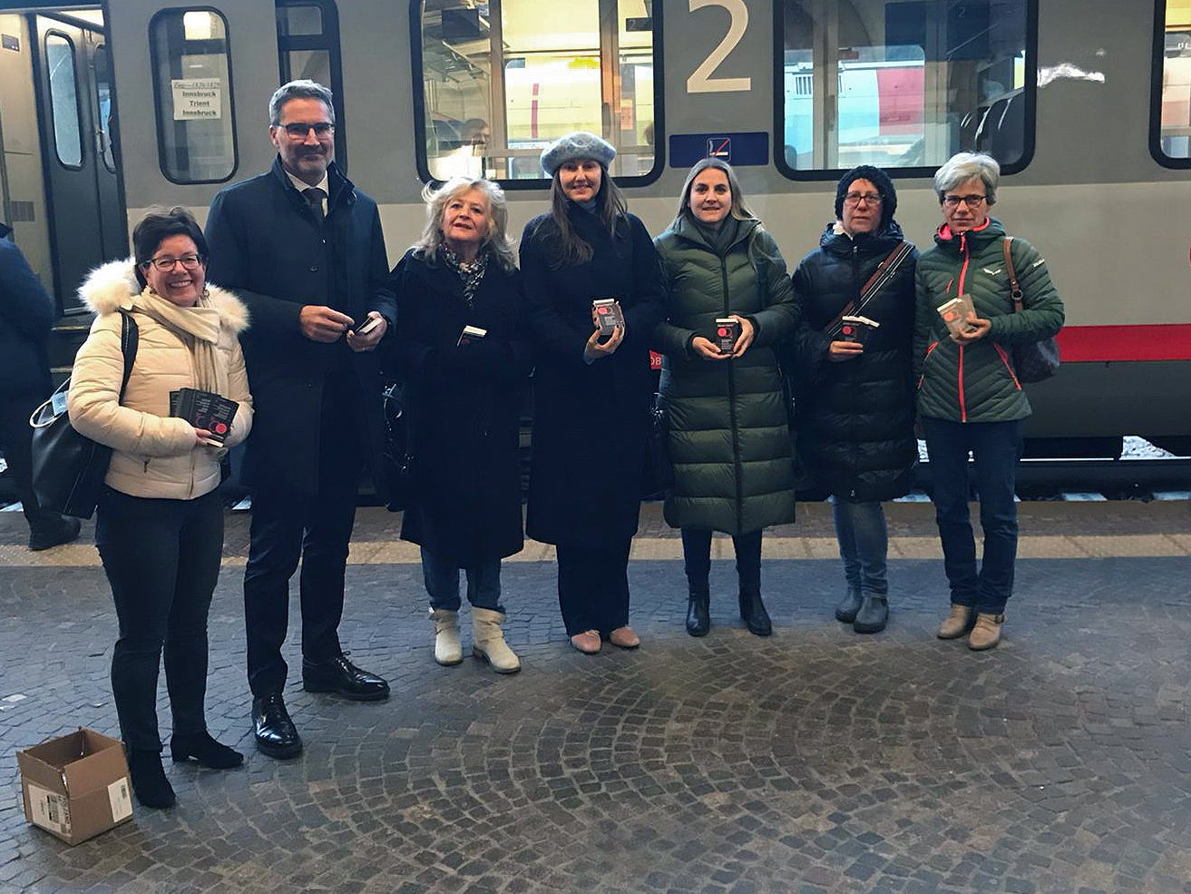 Auch Landeshauptmann Arno Kompatscher hat heute morgen am Bozner Bahnhof Infoflyer zu Hilfsangeboten für Frauen, die Opfer von Gewalt wurden, verteilt. (Foto: LPA/Astrid Pichler)
