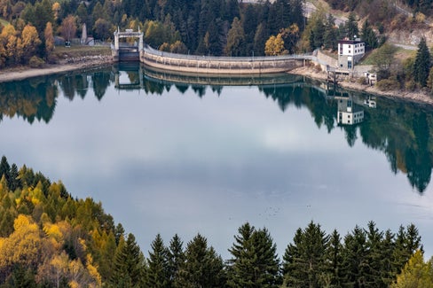 Starkes Zeichen für die Umwelt: Für das Wasserkraftwerk Bruneck - das aus dem Welsberger Stausee (im Bild) gespeist wird - stehen in den kommenden drei Jahren rund 2,8 Millionen Euro für Maßnahmen zur Aufwertung der Umwelt in den Ufergemeinden zur Verfügung. (Foto: Alperia)