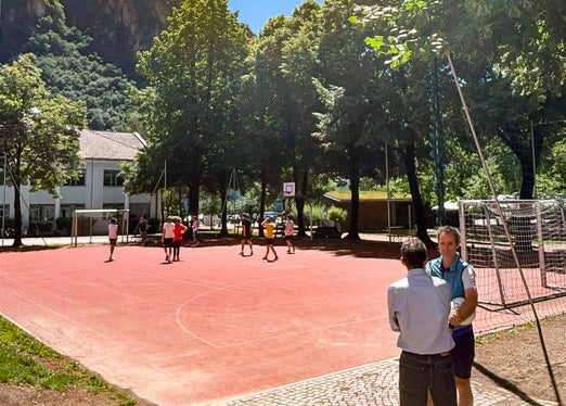 Auch die Mittelschule Terlan hat die über den Wiederaufbau- und Resilienzfonds PNRR zur Verfügung gestellten Gelder gut genutzt: Dieser Sportplatz steht den Schülerinnen und Schülern jetzt zur Verfügung. (Foto: LPA/Landesabteilung Europa)