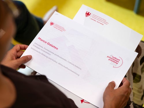 Die #halbzeit-Pressekonferenz von Landesrat Galateo fand im Jugend- und Kulturzentrum Terraferma in Bozen, das auch territorialer Bildungsraum ist, statt. (Foto: LPA/Fabio Brucculeri)