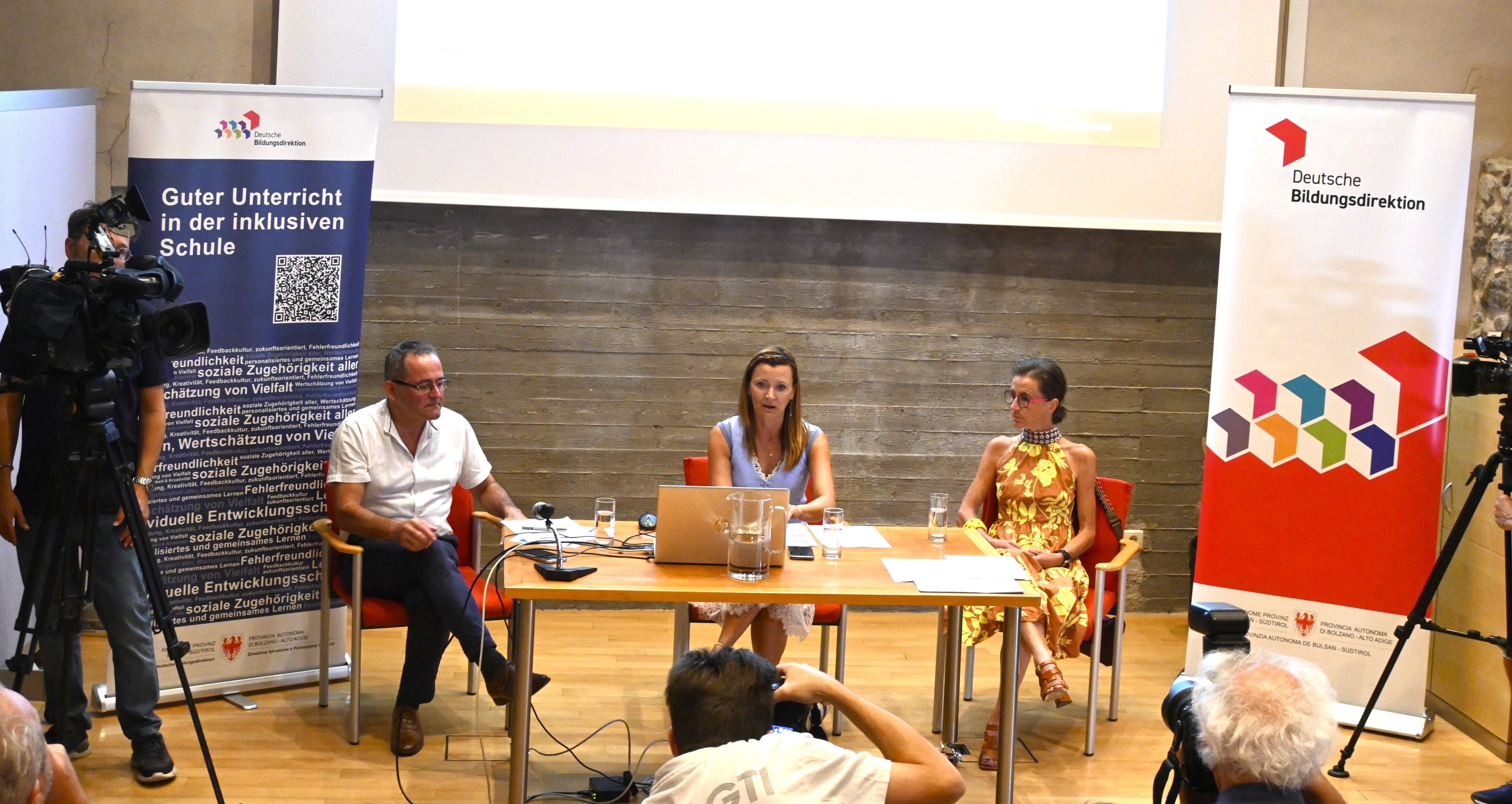 I risultati delle indagini sui livelli di apprendimento dimostrano che i bambini di lingua tedesca delle scuole di Bolzano non hanno risultati inferiori a quelli delle altre scuole: questi e altri dati sono stati presentati oggi (3 settembre) dal direttore didattico Tschenett, dall'intendente scolastica della scuola in lingua tedesca Falkensteiner e dal linguista Abel. (Foto: USP/Direzione Istruzione in lingua tedesca/Margit Pichler)