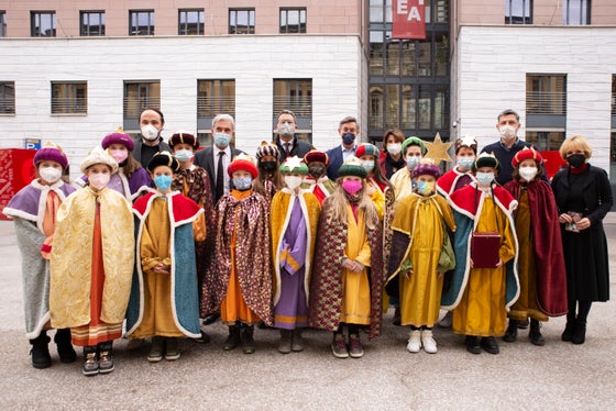Die Sternsingergruppe aus Meransen mit den Mitgliedern der Landesregierung. (Foto: LPA/Barbara Franzelin)
