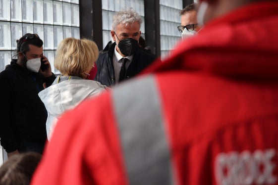 Bevölkerungsschutzlandesrat Schuler (im Zentrum) und Soziallandesrätin Deeg haben sich ein Bild vom neu eingerichteten Erstaufnahmezentrum in Bozen Süd verschafft, links Matteo Vischi von der Agentur für Bevölkerungsschutz. (Foto: LPA/Maja Clara)