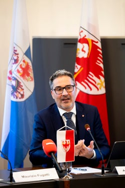 Per il presidente altoatesino Arno Kompatscher, l'obiettivo principale è quello di ridurre ulteriormente l'onere per la popolazione attraverso l'avvio di diverse iniziative: “Siamo convinti che le misure proposte siano fondamentali per migliorare la qualità della vita lungo l'asse del Brennero.” (Foto: USP/Manuela Tessaro)