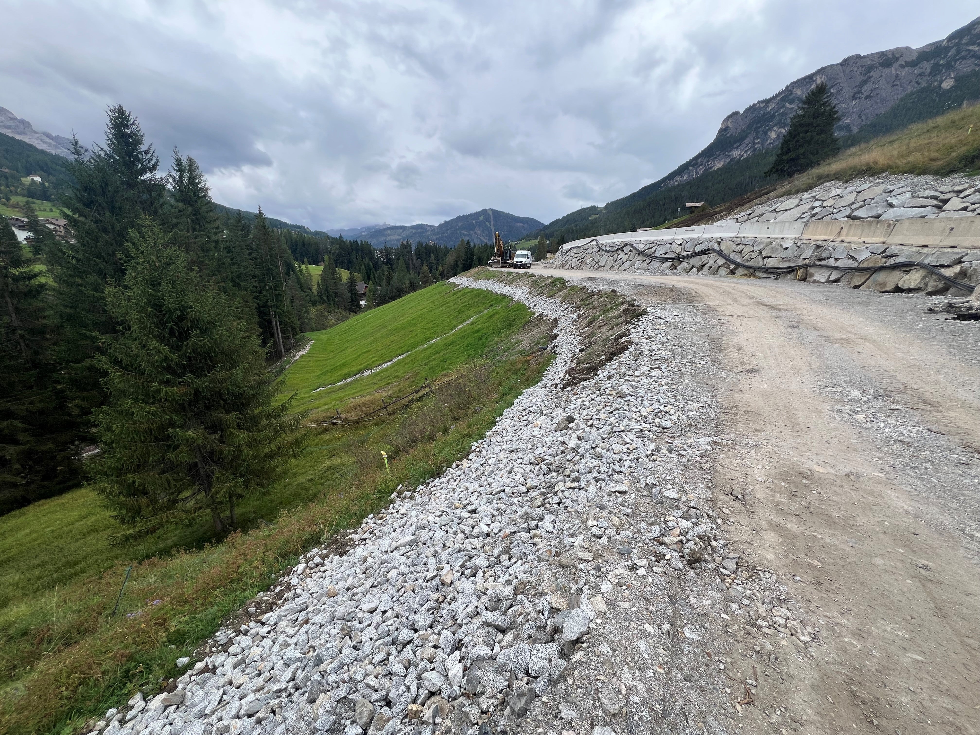 Gli interventi di miglioramento e messa in sicurezza della strada statale SS 244 in località Puntac, nel Comune di Badia, saranno sospesi da ottobre per il periodo invernale. (Foto: USP/Dipartimento Infrastrutture e Mobilità)