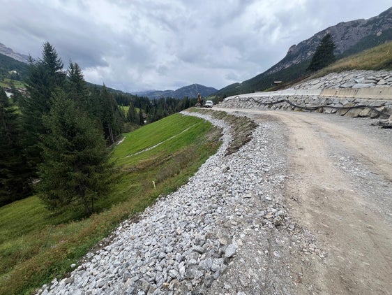 Gli interventi di miglioramento e messa in sicurezza della strada statale SS 244 in località Puntac, nel Comune di Badia, saranno sospesi da ottobre per il periodo invernale. (Foto: USP/Dipartimento Infrastrutture e Mobilità)