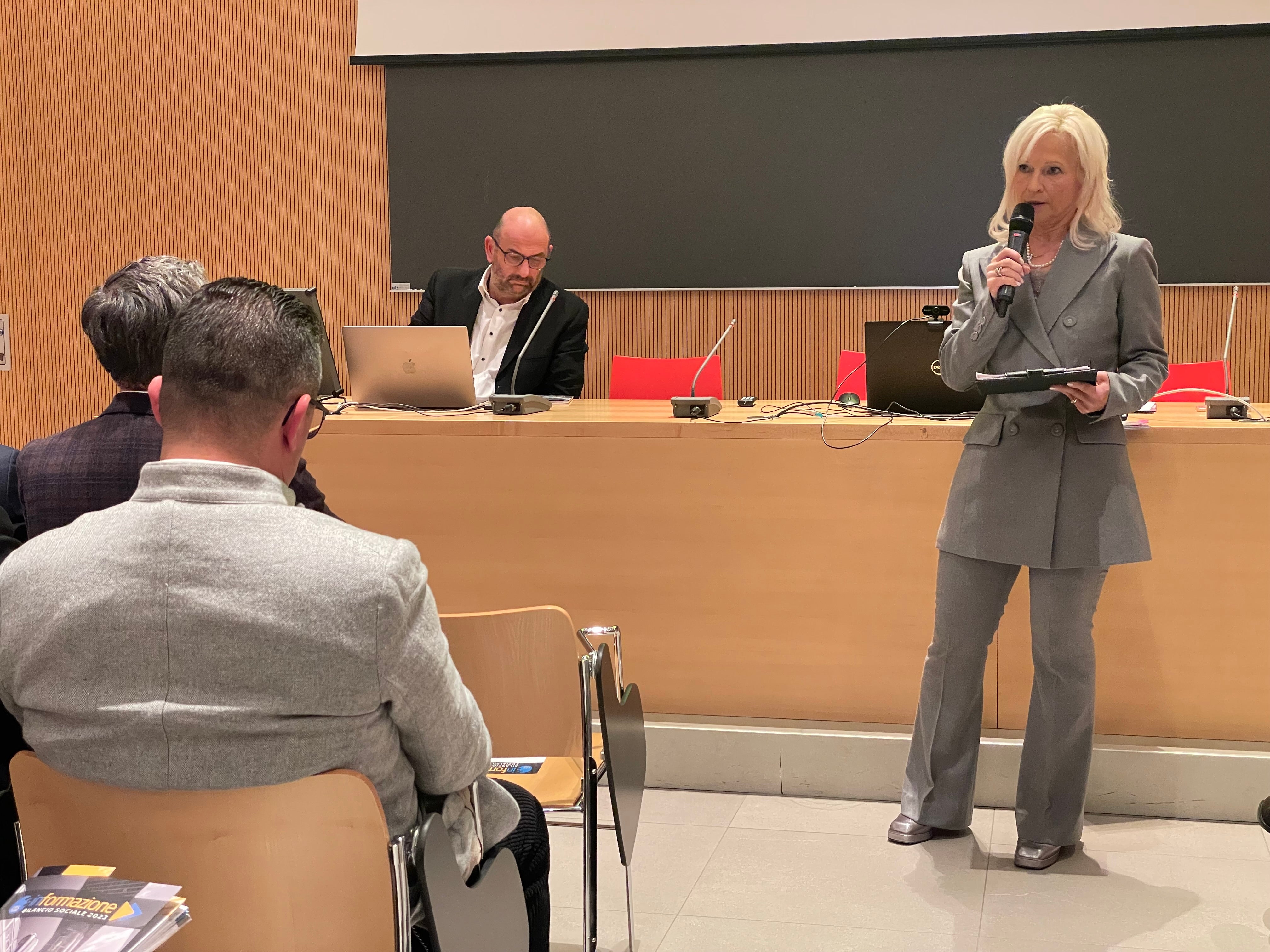 Sono certa che questa occasione di incontro, confronto e crescita sarà utile a tutte le persone e le aziende coinvolte”, ha sottolineato la direttrice della Scuola professionale provinciale per l'artigianato e l'industria Luigi Einaudi Bolzano, Nicoletta Rizzoli. (Foto. USP)