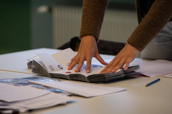 Sofort nach 21 Uhr haben rund 3000 Stimmzähler und Stimmzählerinnen in den 491 Wahlsektionen&nbsp;mit der Auszählung der Stimmzettel begonnen. (Foto: LPA/Greta Stuefer)