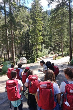 Accompagnati dagli esperti, gli aspiranti Junior Ranger vanno alla scoperta dei tesori della natura (Foto: ASP/Ufficio natura)