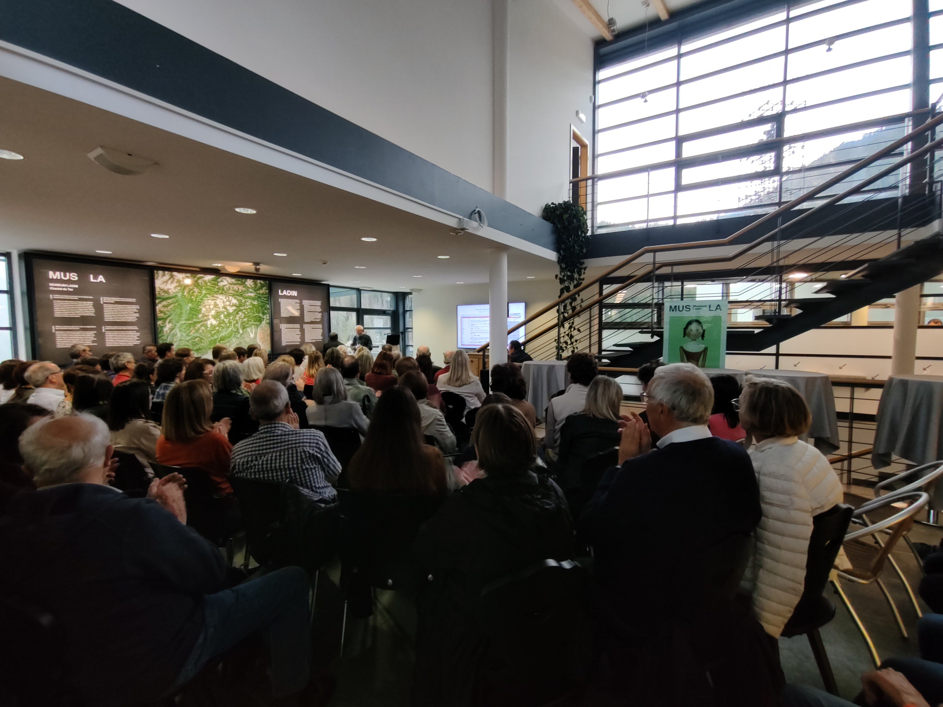 Danter na bela cornisc de publich, tl Museum Ladin de San Martin de Tor, él sté incö la presentaziun dl dizionar online Ladin-Deutsch y Deutsch-Ladin de Giovanni Mischí. (Foto: USP/Intendënza y Cultura ladina)